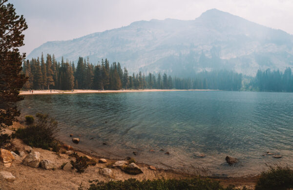Papier peint Lac au pied des montagnes