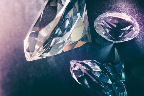 Papier peint Diamants sur fond violet
